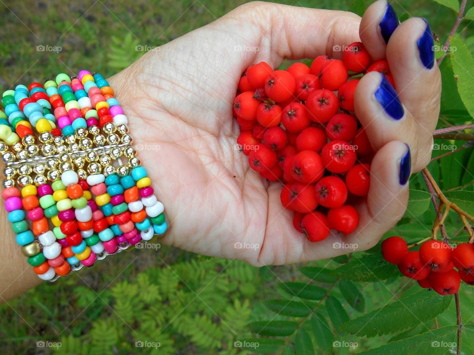 round beautiful texture female accessories bracelet beads and round berries in the hand