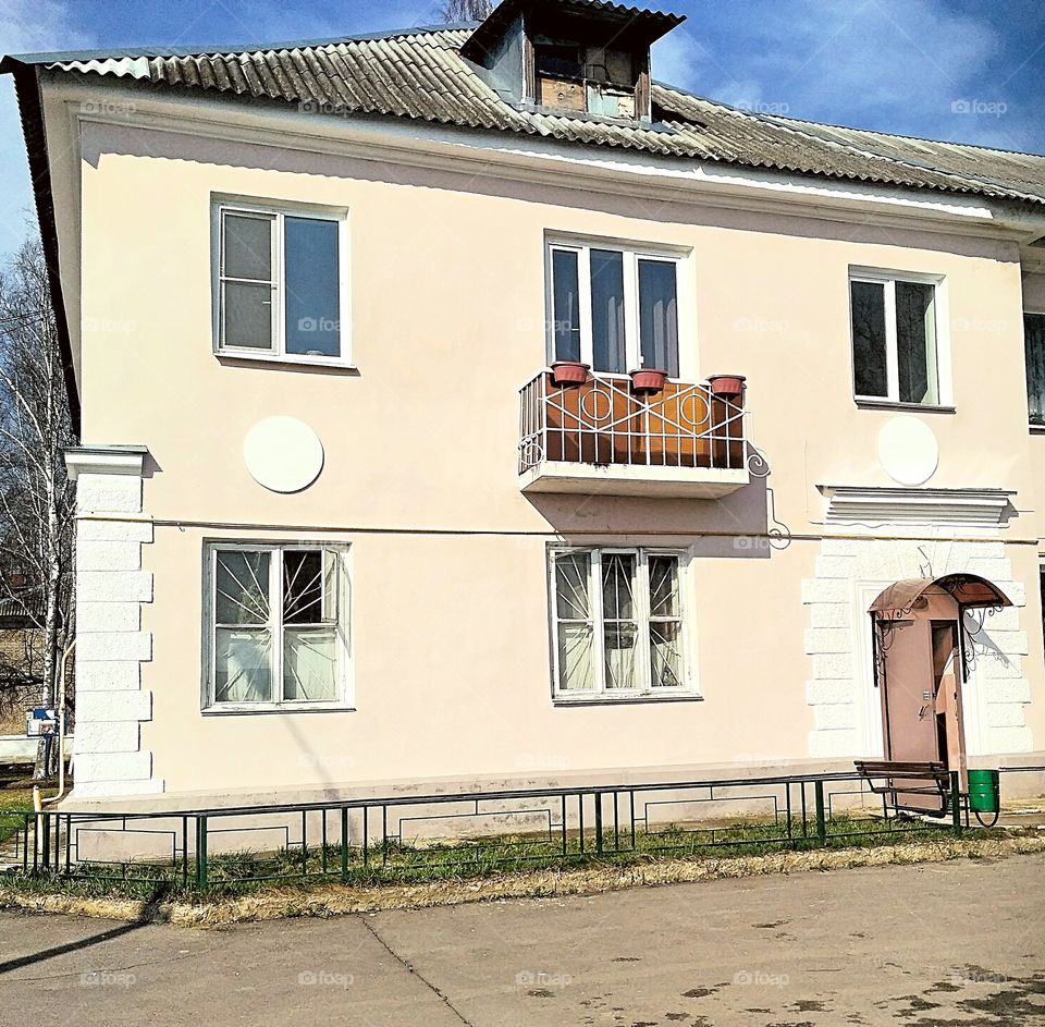 старинный двухэтажный дом, балкон с глиняными вазами, арочный вход,полисадник, солнечный апрельский день