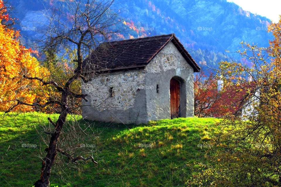 Kleines Haus auf Hügel