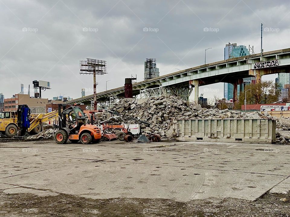 This is a construction site near the intersection of „Review Avenue“ and „Borden Avenue“ at „Dutch Kills“ in LIC, Queens. The curvaceous slope of the „Brooklyn Queens Expressway“ overpass can also be seen. 2023. Hypnotic Productions