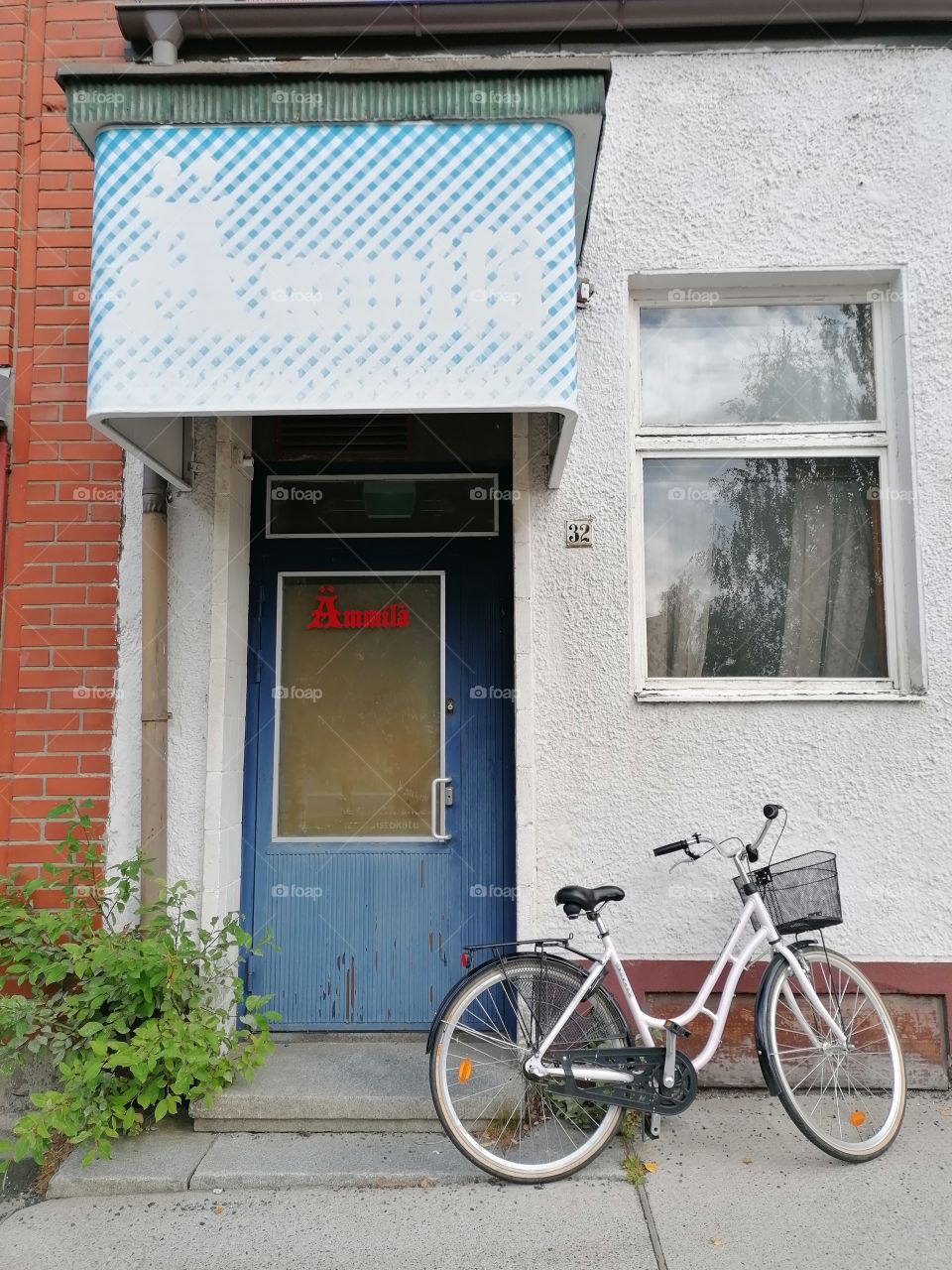 Bike in front of the door of the old hotel.