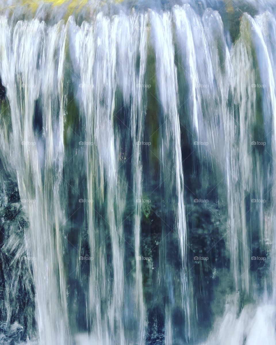 Cachoeira com água límpida e corrente