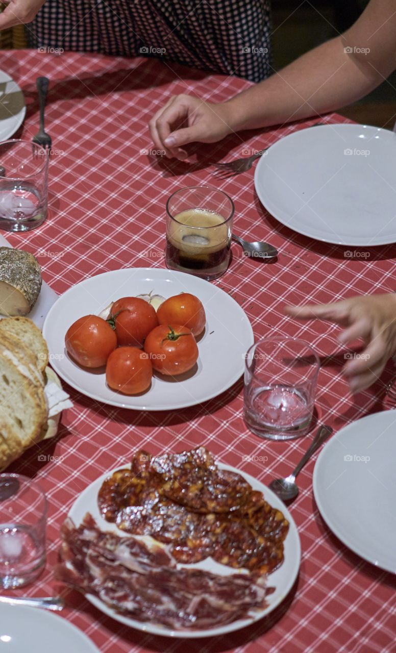 Tomate, quesos y embutidos