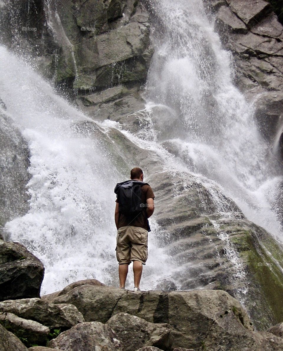 Osservo la cascata direttamente ai suoi piedi.
I watch the waterfall directly at his feet.