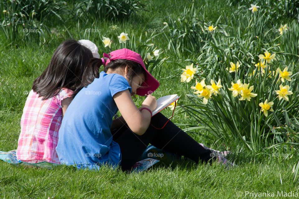 girls sketching 