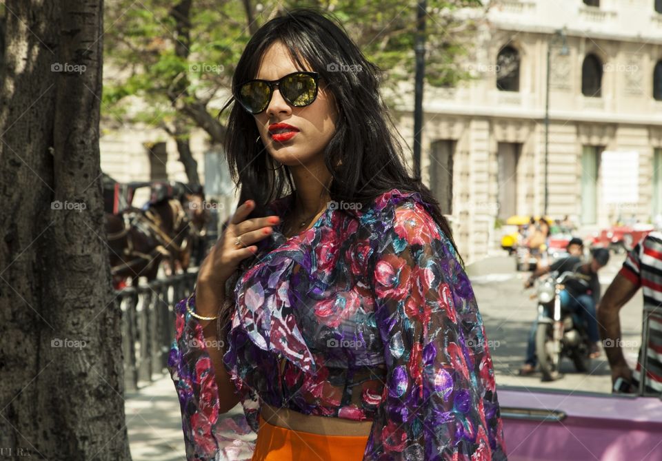 Chica con blusa de flores 