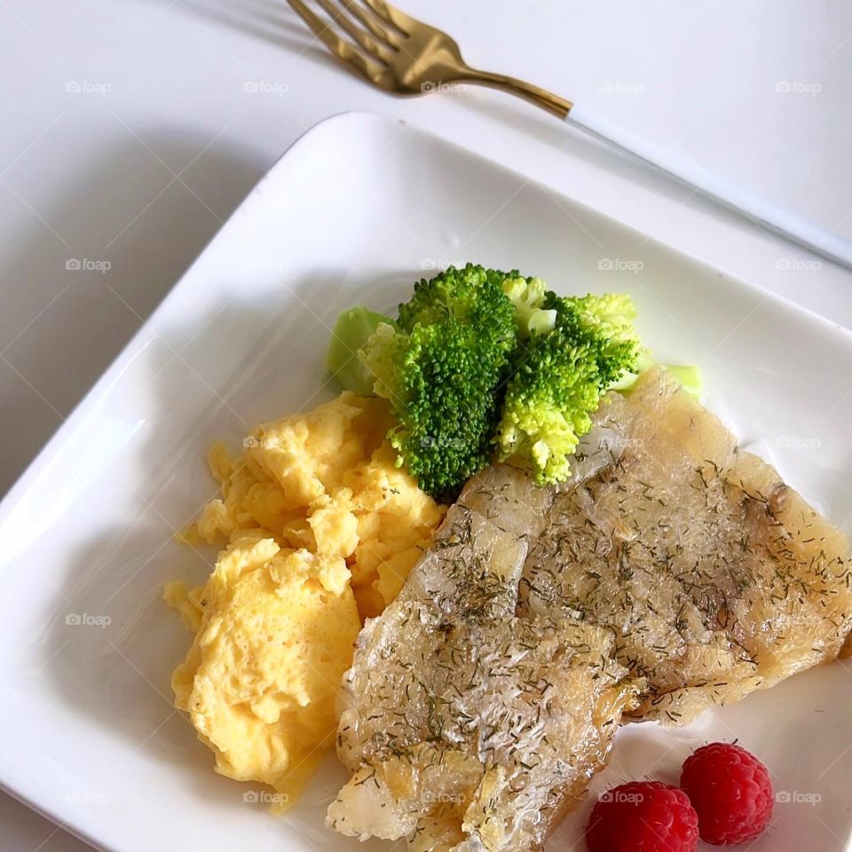 Smoked barranmundi with scrambled eggs, brocoli, raspberries 