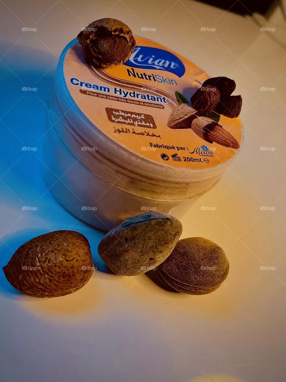 An effective moisturizing cream for the skin that nourishes the skin with almond extract