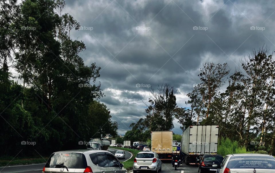 🇧🇷 Trânsito difícil com esse céu escuro e o congestionamento na estrada! Quero o azul no infinito e estrada livre. / 🇺🇸 Difficult traffic: with this dark sky and congestion on the road, it got worse!  I want the blue in infinity and the free road.