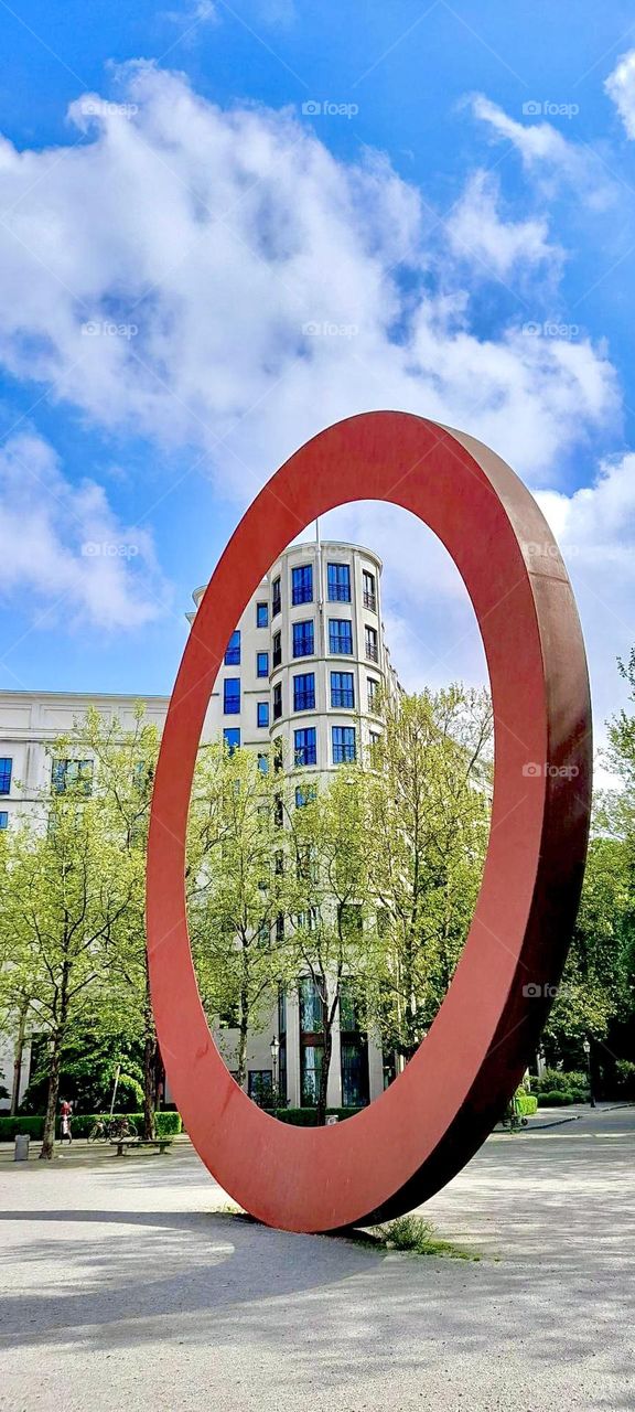 „Munich“, like any other big city has also been shaped by modern influences as can be seen in this gigantic oval shaped metal modern arts display that picks up the rounded shapes of the traditional architecture. 2022. Hypnotic Productions