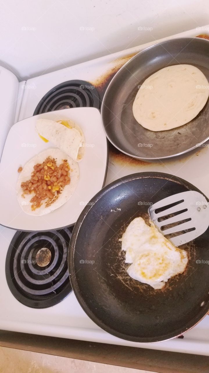 #bakedbeans #poachedegg #frying #cooking #stove #cooker #flatbread #tortillas #kitchen #home #selfmade #homemadefood #breakfast #menu #chef #culinary #cuisine #delicious #fryingpan #healthylifestyle