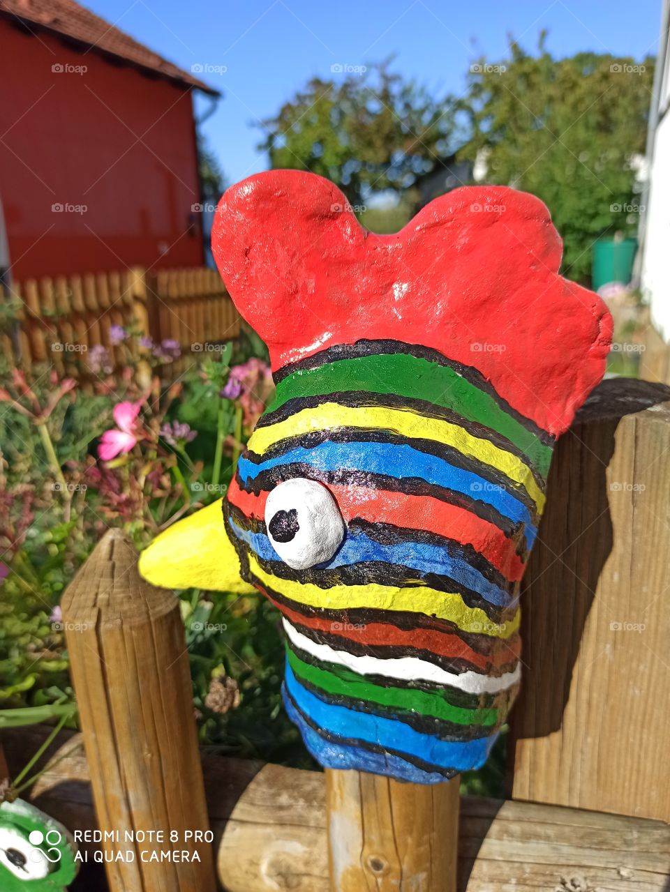 Zaun Hocker knallbuntes Huhn