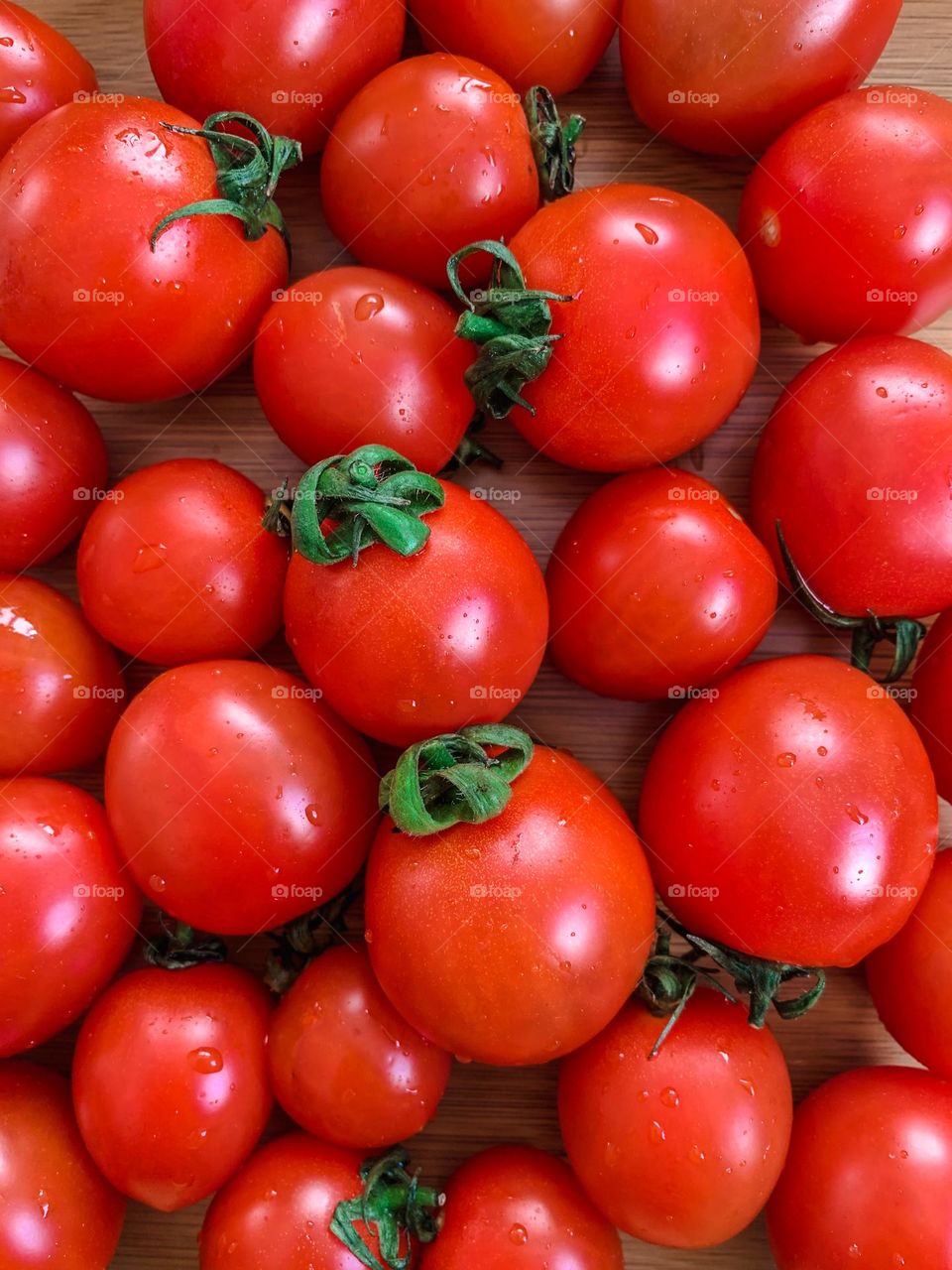 Tomatoes from above, background 
