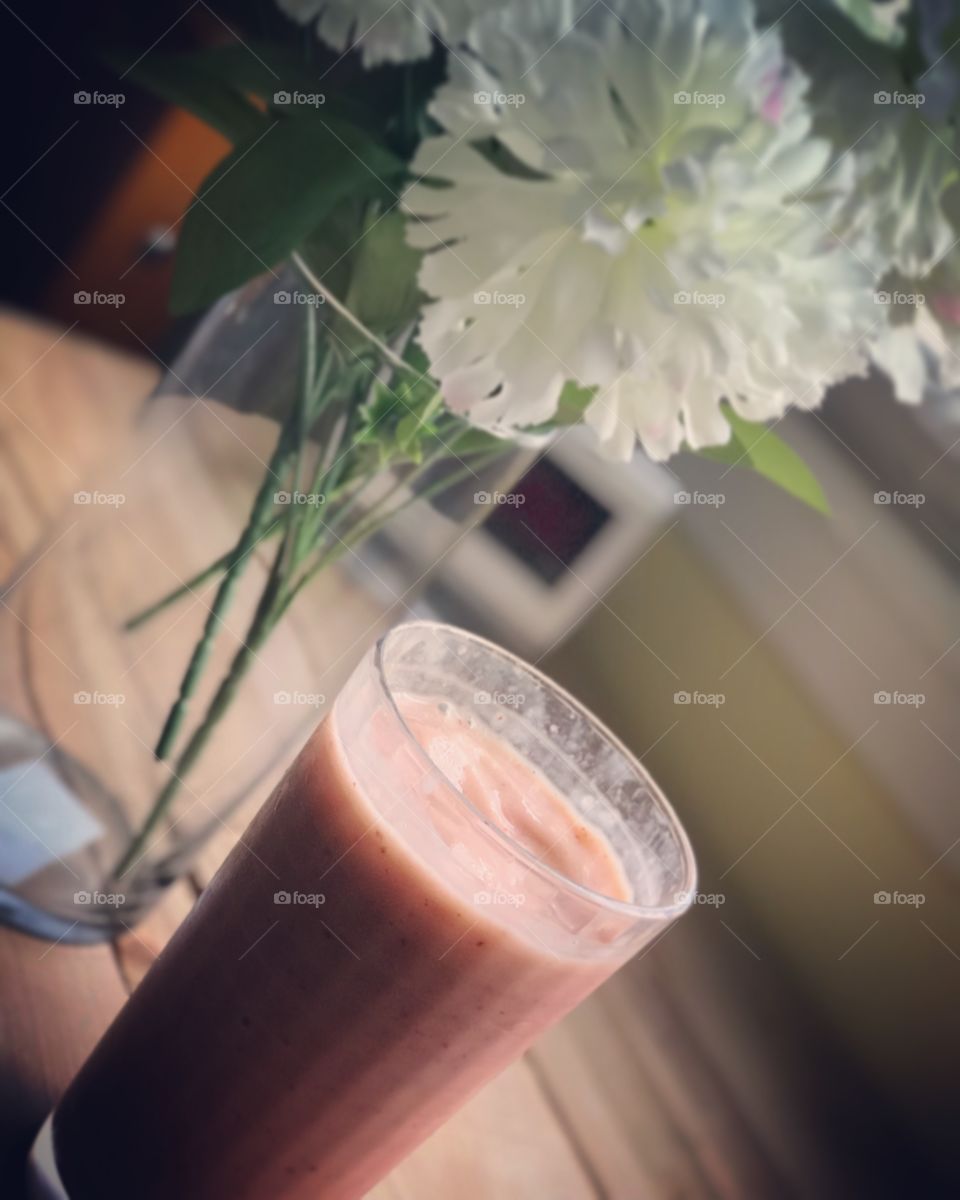 Don’t you just want a drink? This chilled smoothie is a definite pick me up from a long sleep or workout. Soft and subtle are it’s colors, but powerful is it’s taste.