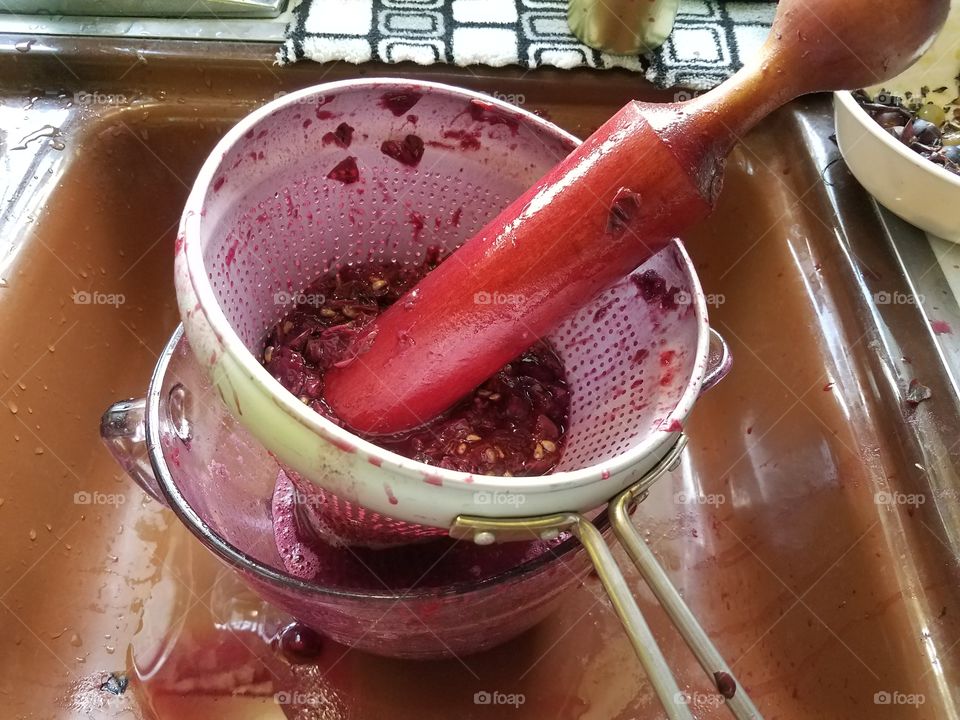 Making homemade grape jelly