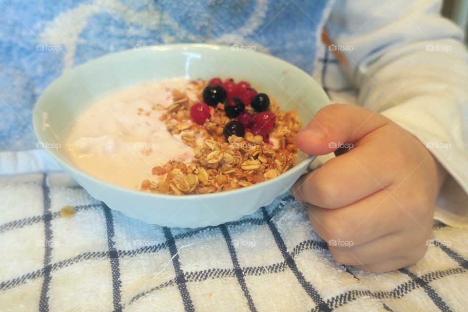 Eating healthy breakfast