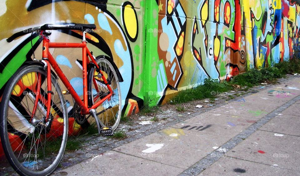 Bike at graffitiwall.