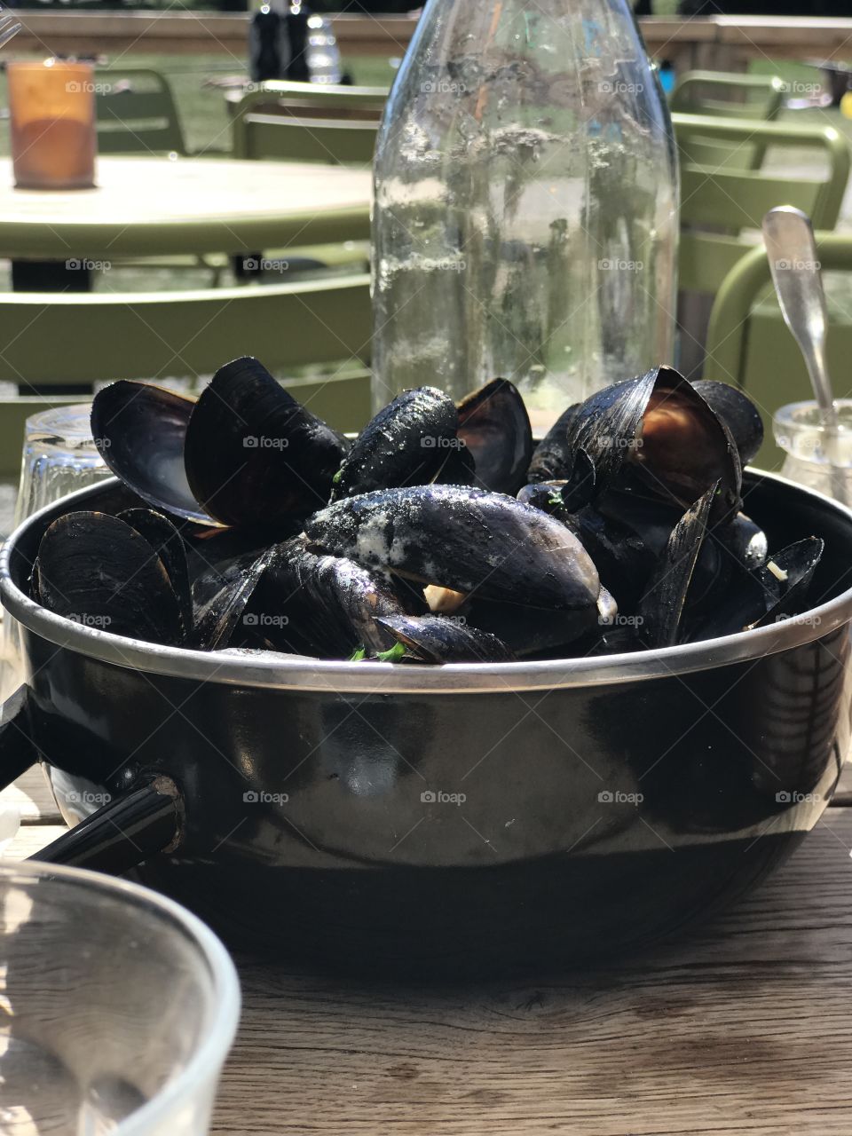 Eating mussels 