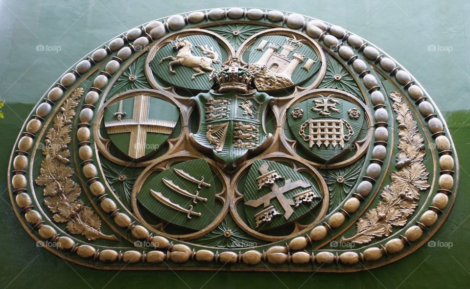 Crest on bridge over the river Thames
