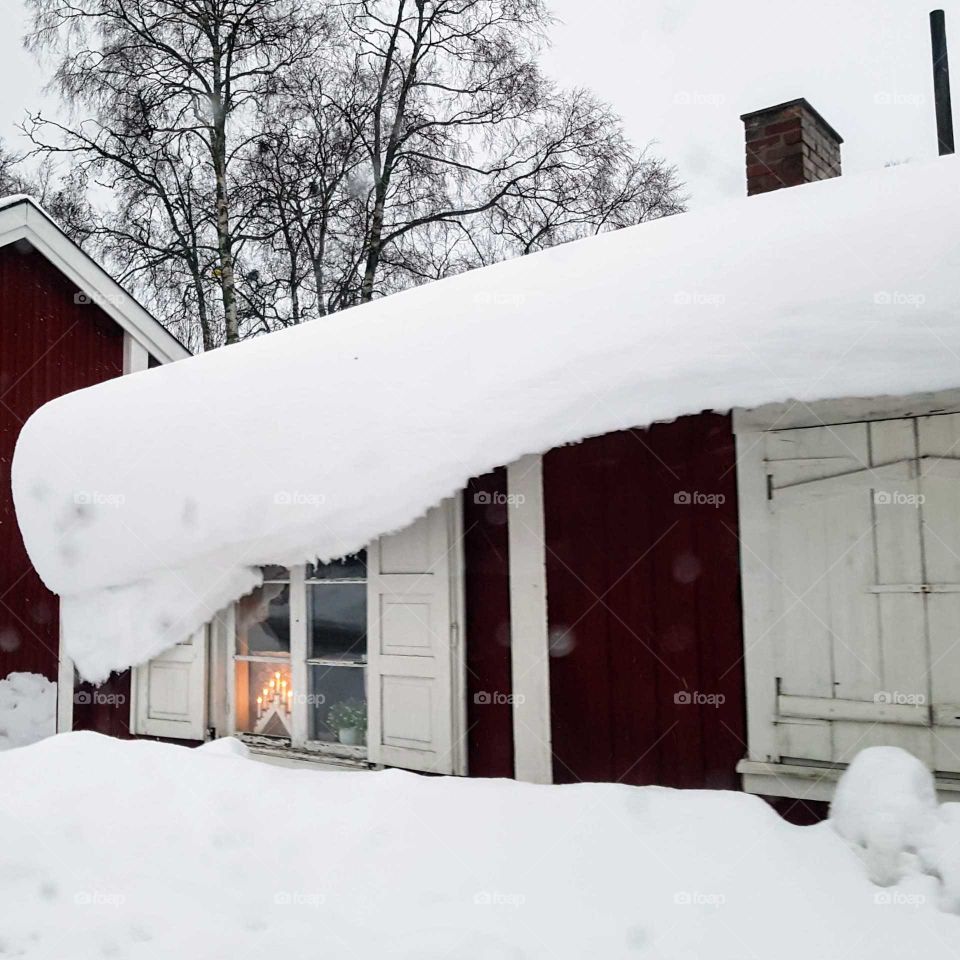 a lot of snow on the roof