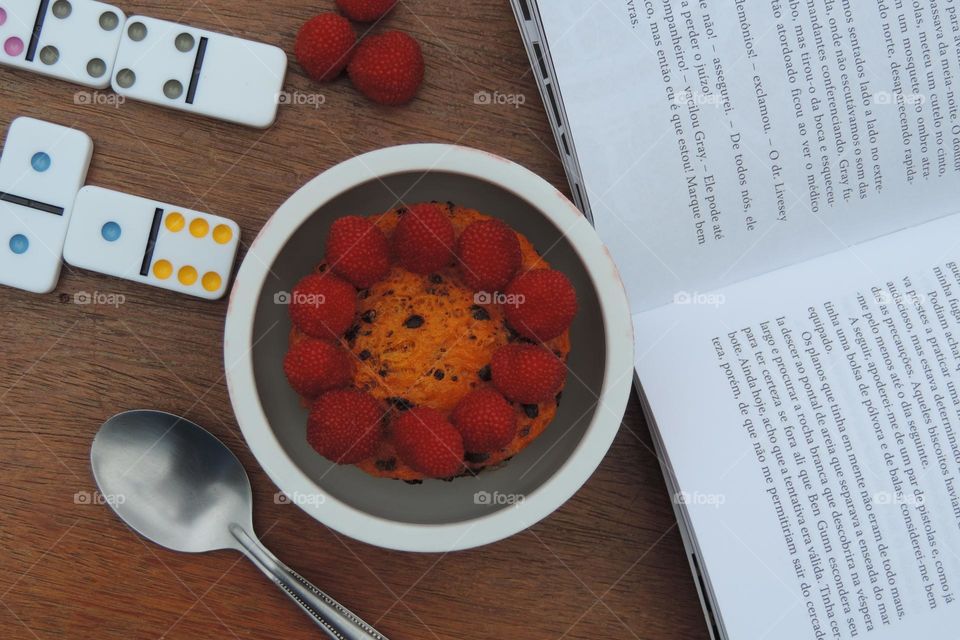 Passion fruit ice cream with blackberries, a summer snack with a good book and games to pass the time 😉😊✌