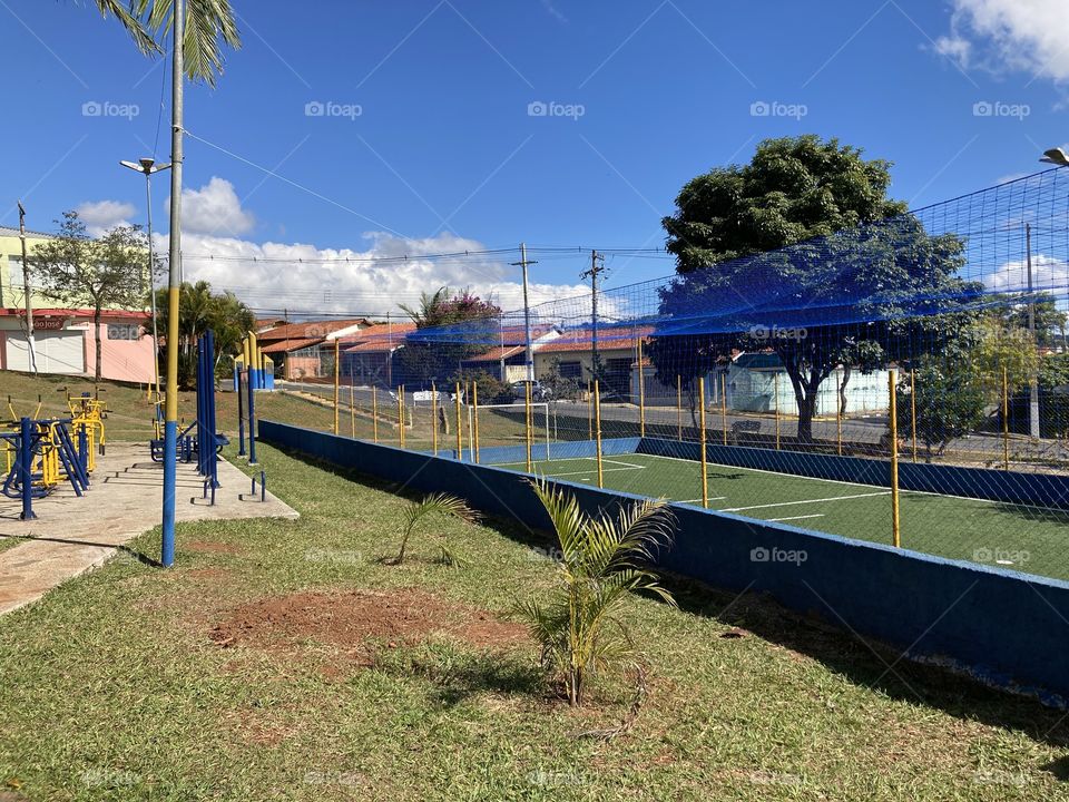 🇺🇸Playgrounds! On a Sunday with blue skies, enjoying a sports square is always great… / 🇧🇷 Parquinhos! Num domingo de céu azul, curtir um praça esportiva é sempre muito bom…