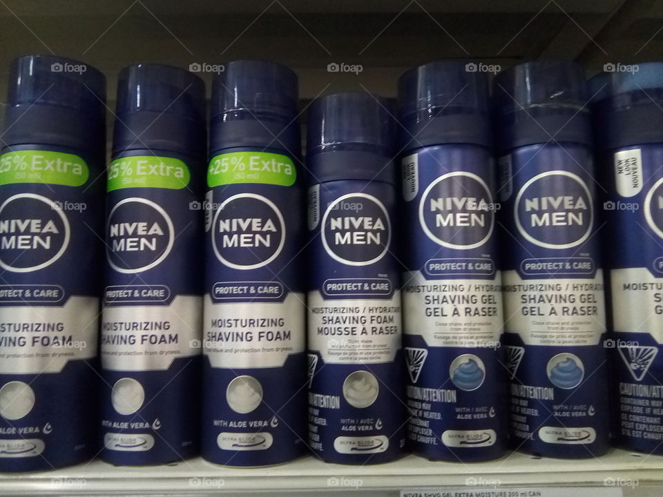 NIVEA MEN SHAVING FOAM WITH ALOE VERA. A MOISTURIZING SHAVING FOAM.