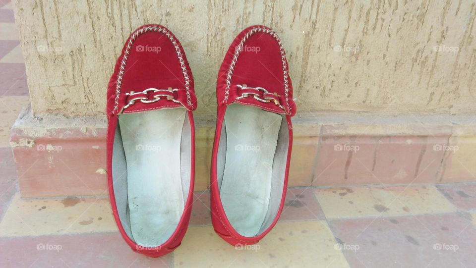  

للخلف

Red shoes against the wall.