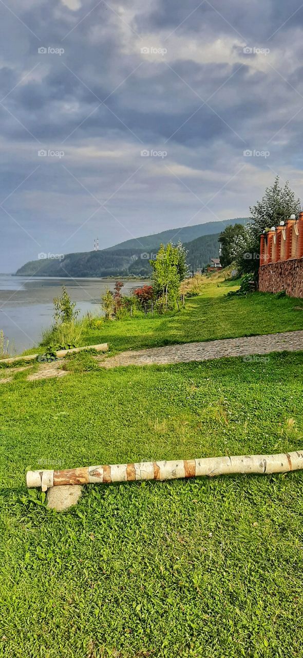 берег реки ранней осенью