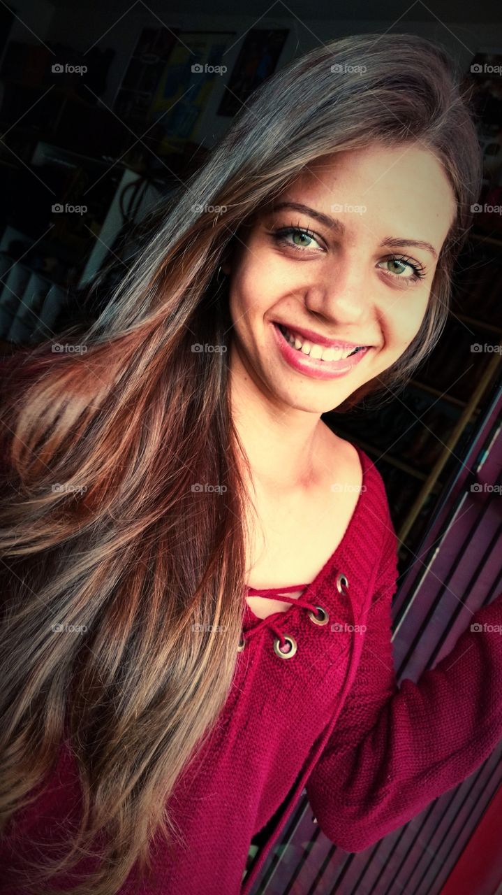 Lindíssima modelo! Rosto, sorriso, olhos, cabelos, pele, carisma...