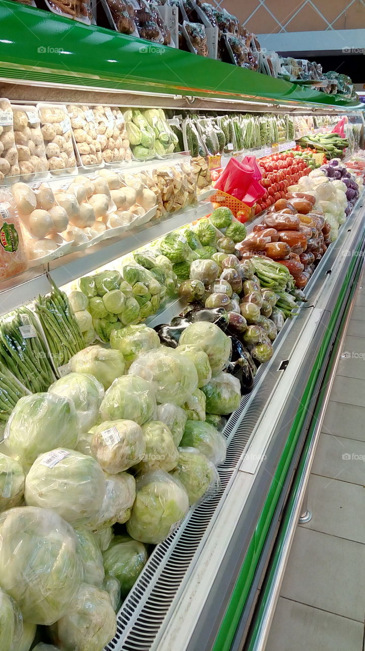 this five stars supermarket sell lots of best quality vegetables. some of them are organic grown. some of them are hydroponically grown. most of them are traditionally grown.