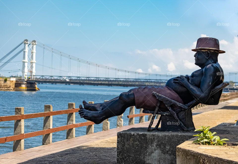 Escultura de um pescador na plataforma de pesca