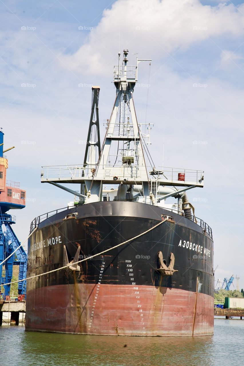 На фотографии изображен огромный корабль.Высокие мачты простираются к небу, создавая впечатление громадного величия 