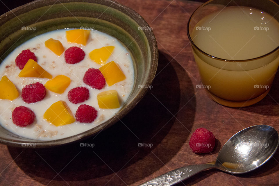 Yoghurt and fruit 