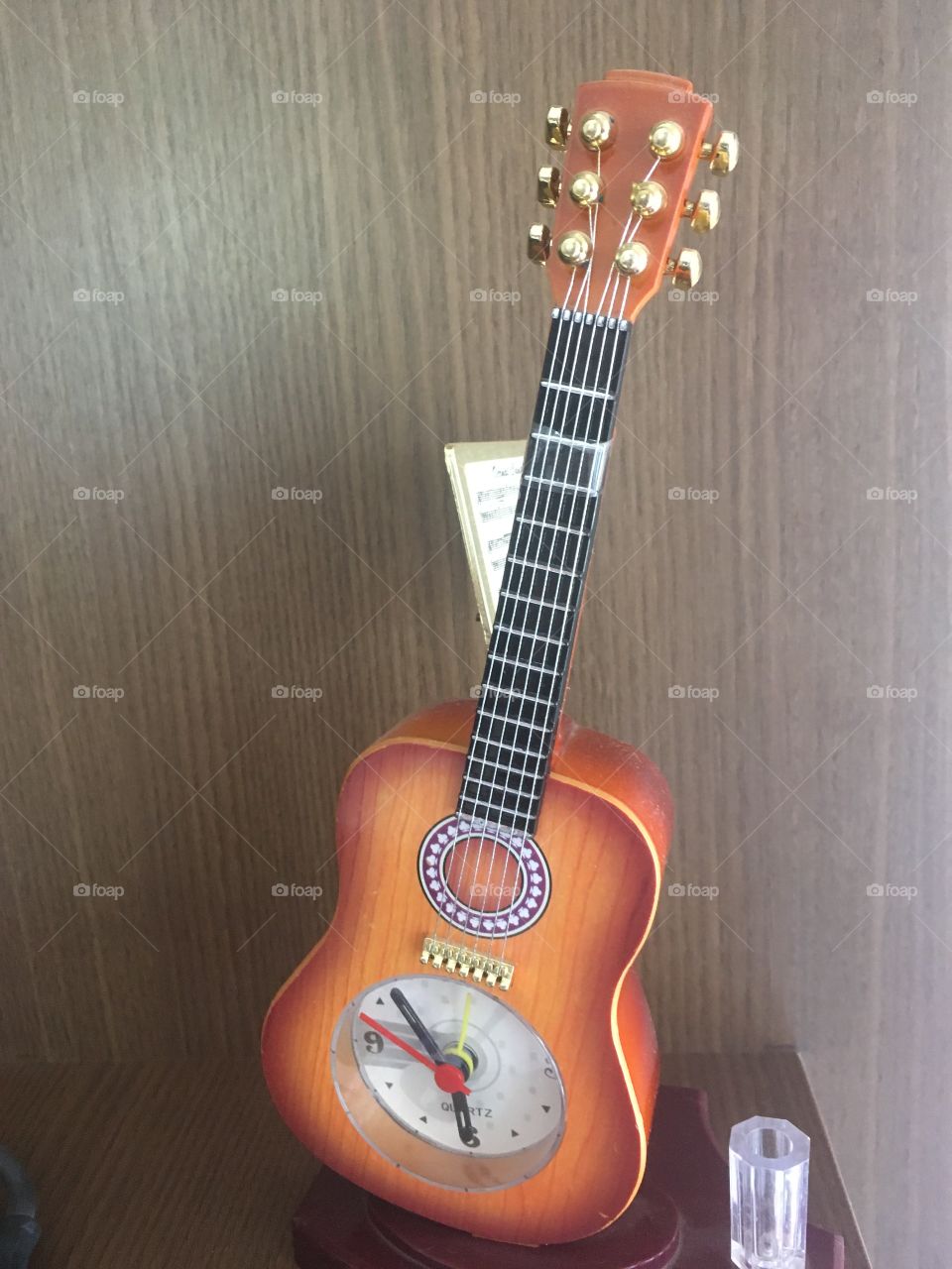 Violão de brinquedo da nossa estante!