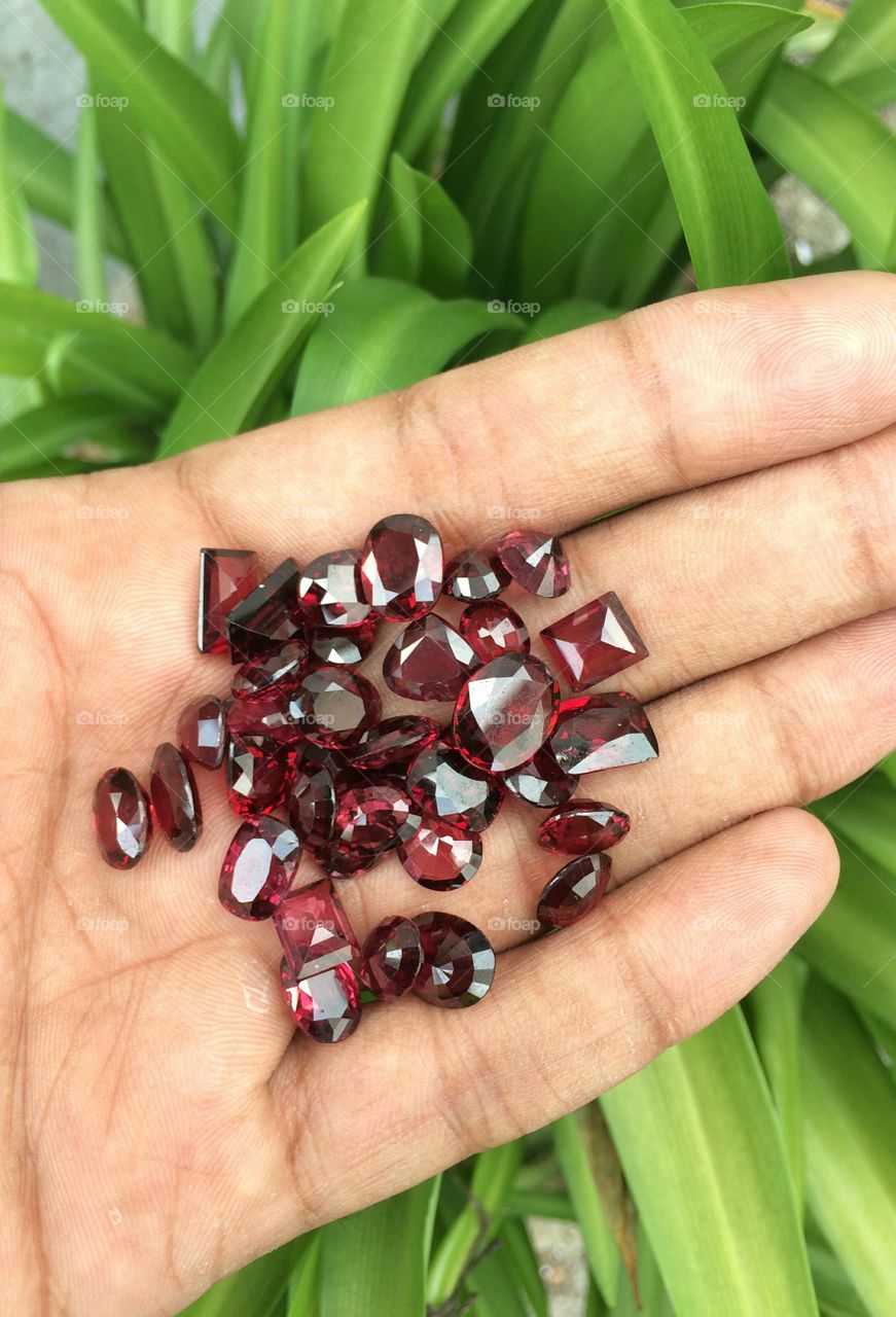 Garnet Gemstones. About 160carats. natural Sri Lankan Stones. Best colours. Well cut and shaped.