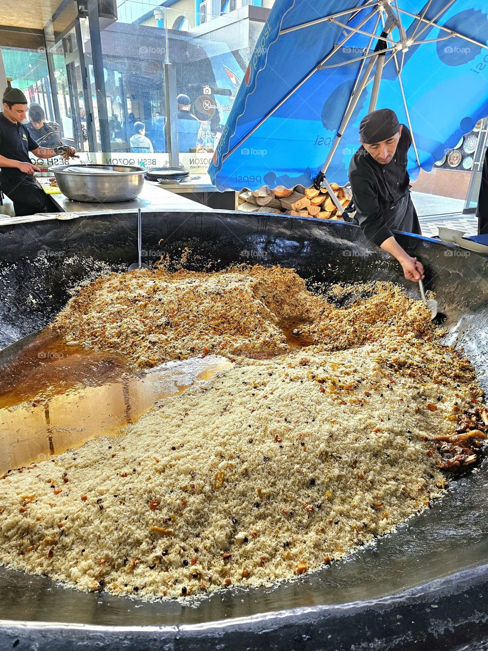 Preparing rice for plov in Tachkent