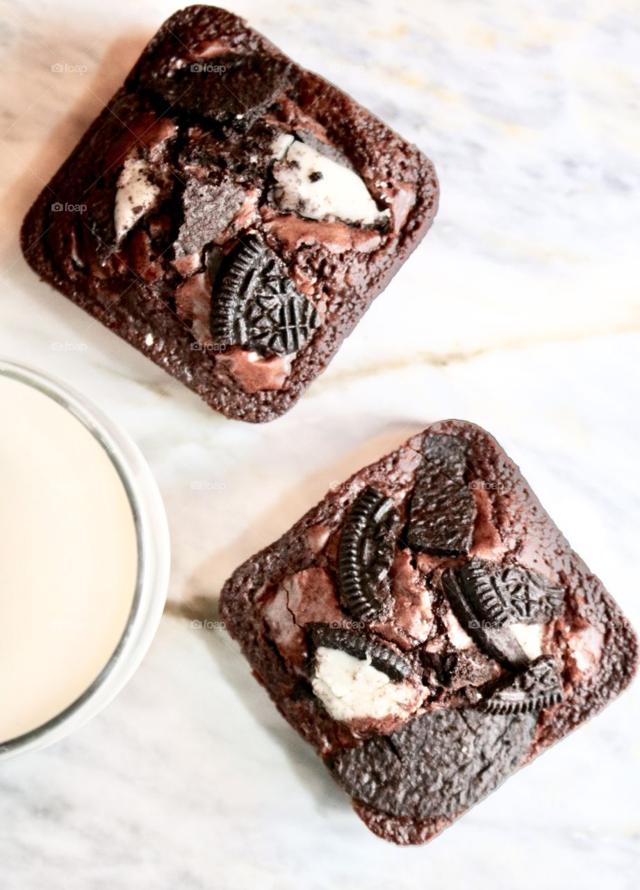 Oreo brownies with milk