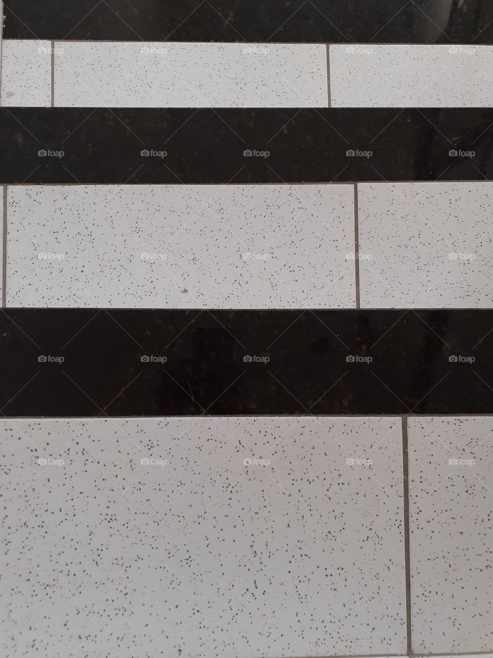 degraus de escada preto e branco