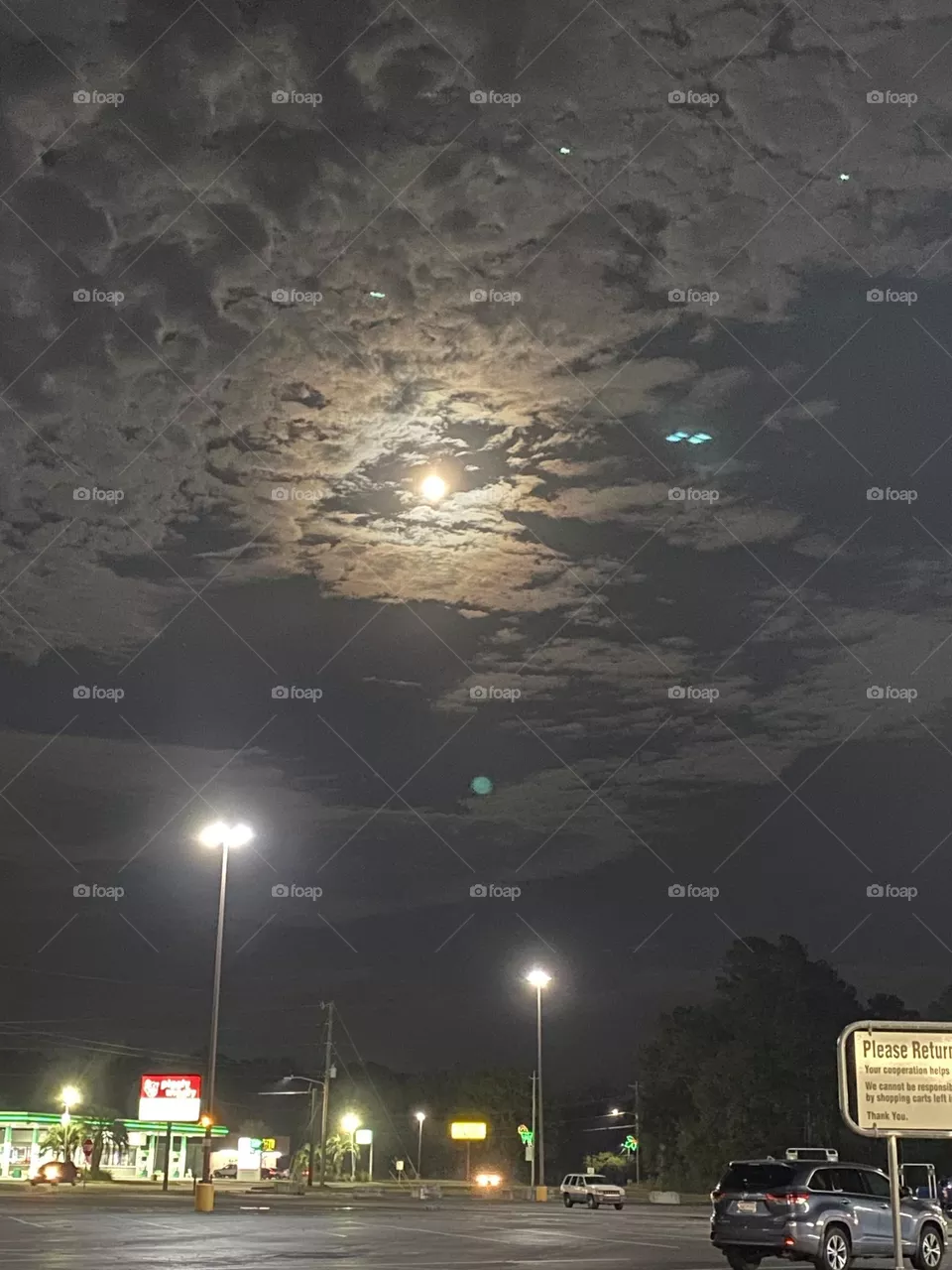 A beautiful moon in the sky 