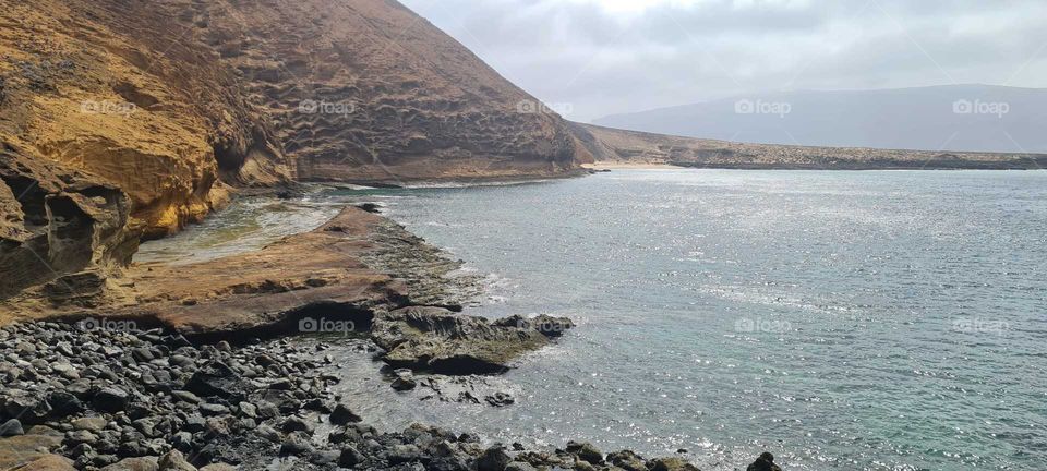 paisaje de montaña con mar y nubes