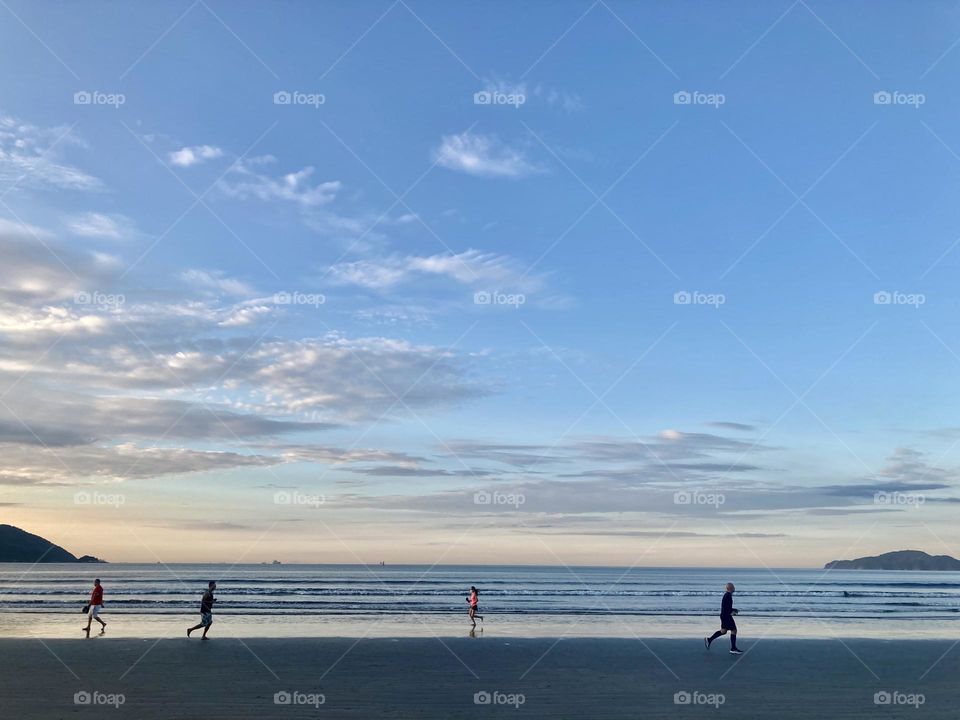 Life in Motion!  🇺🇸 Running, a pleasure for those who want health! Here, anonymous runners go to Santos beach, in Brazil. / 🇧🇷 Correr, um prazer para quem quer saúde! Aqui, corredores anônimos na Praia de Santos, no Brasil. 