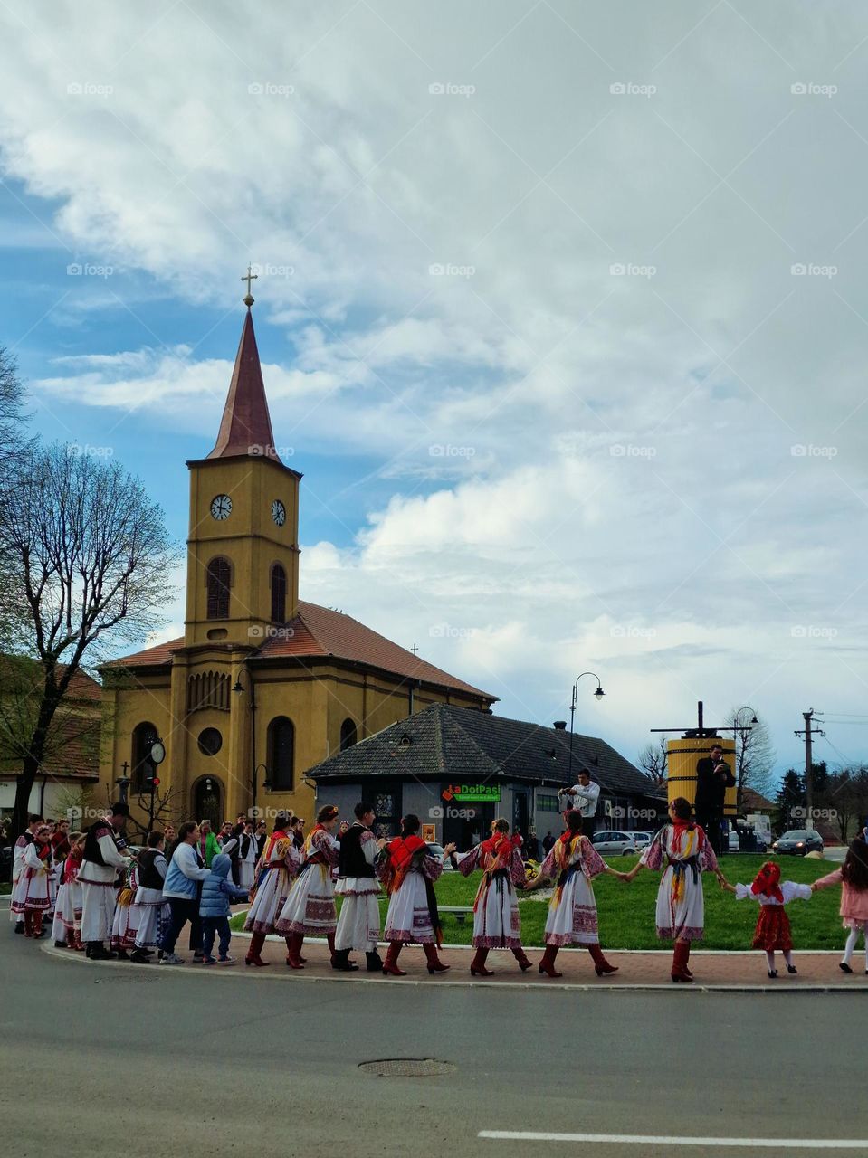 traditional dance in Romanian folk costumes