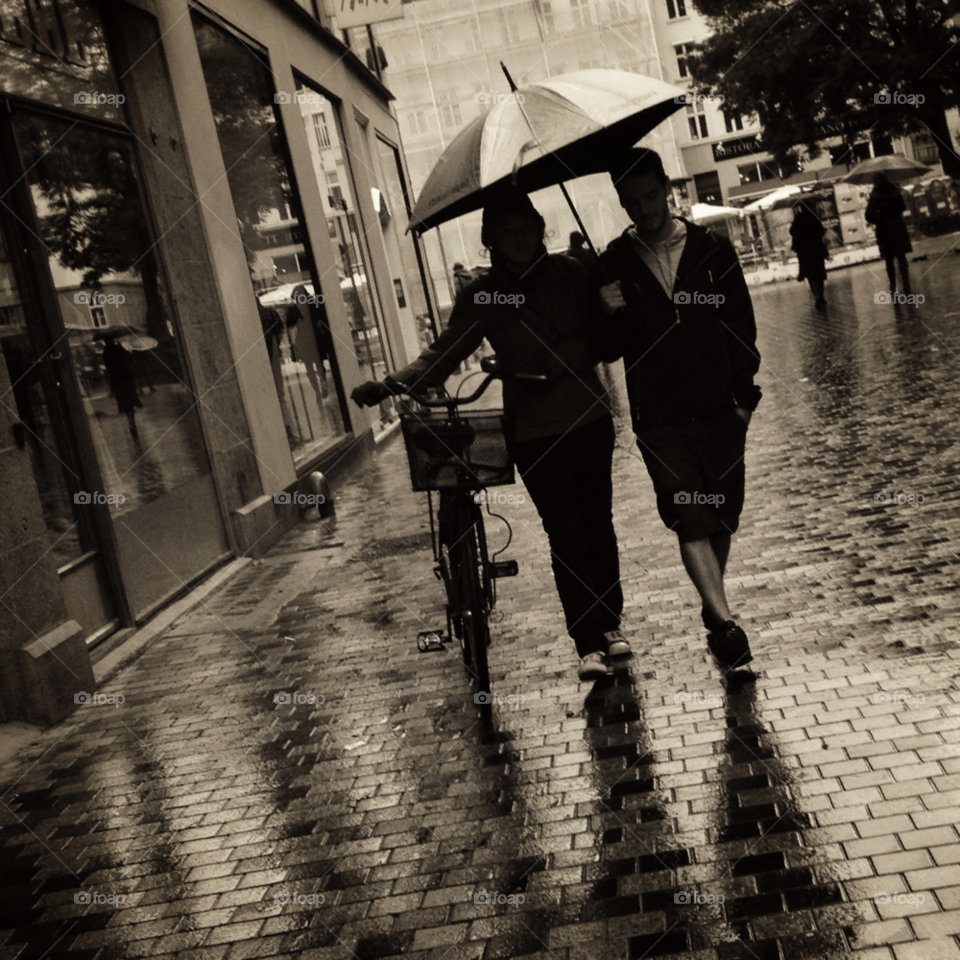 street city rain couple by ips