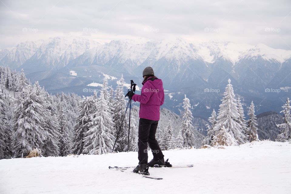 Woman skiing in peak Postavarul 