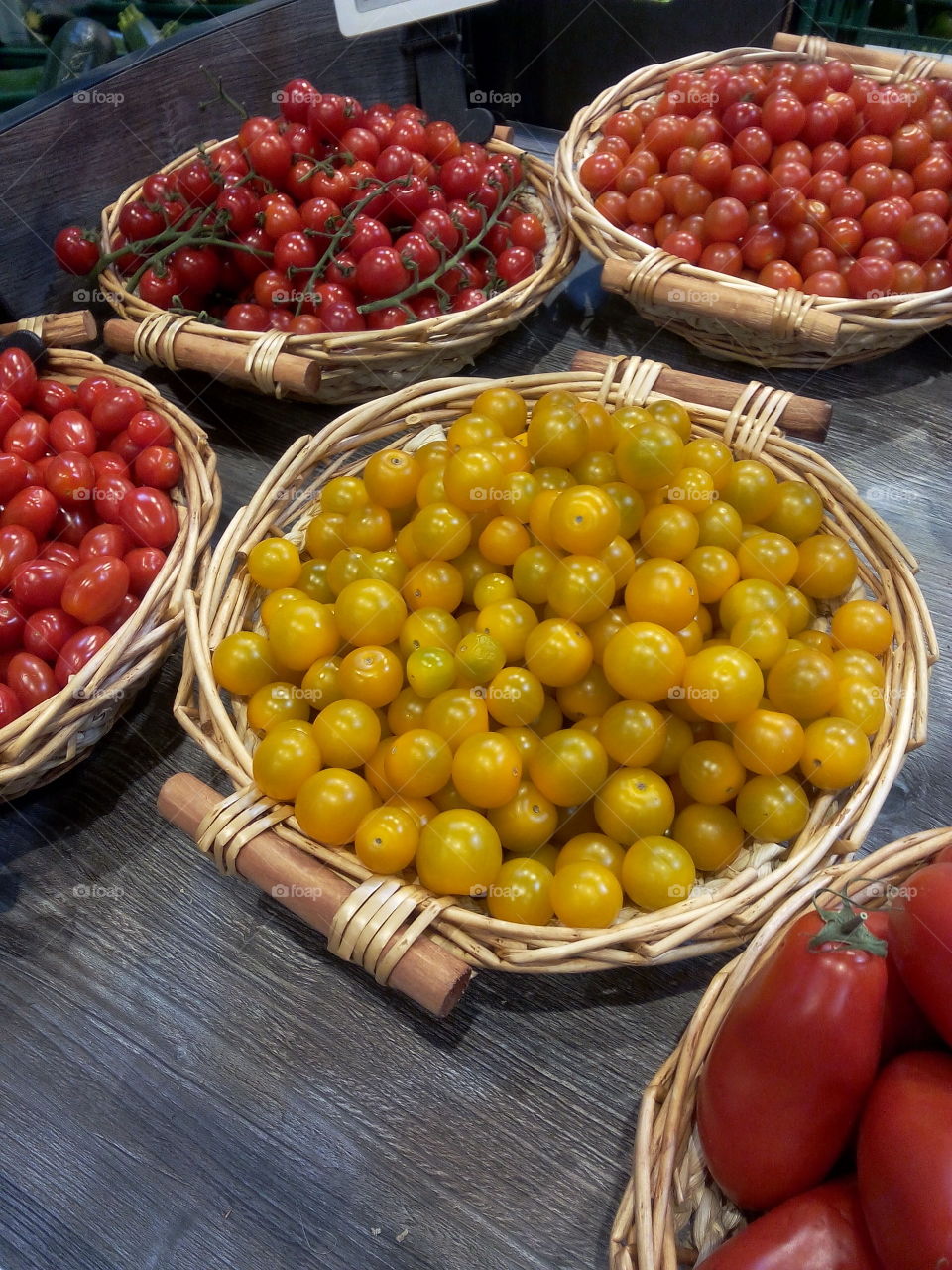 Red and yellow tomatoes - Choice of delicious cocktail and cherry tomatoes
