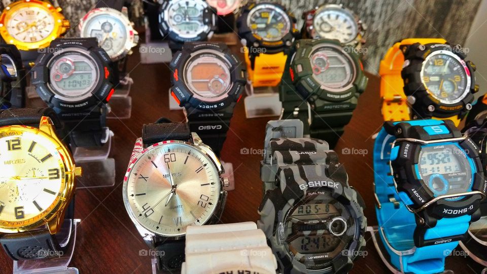 Relógios digitais e analógicos.