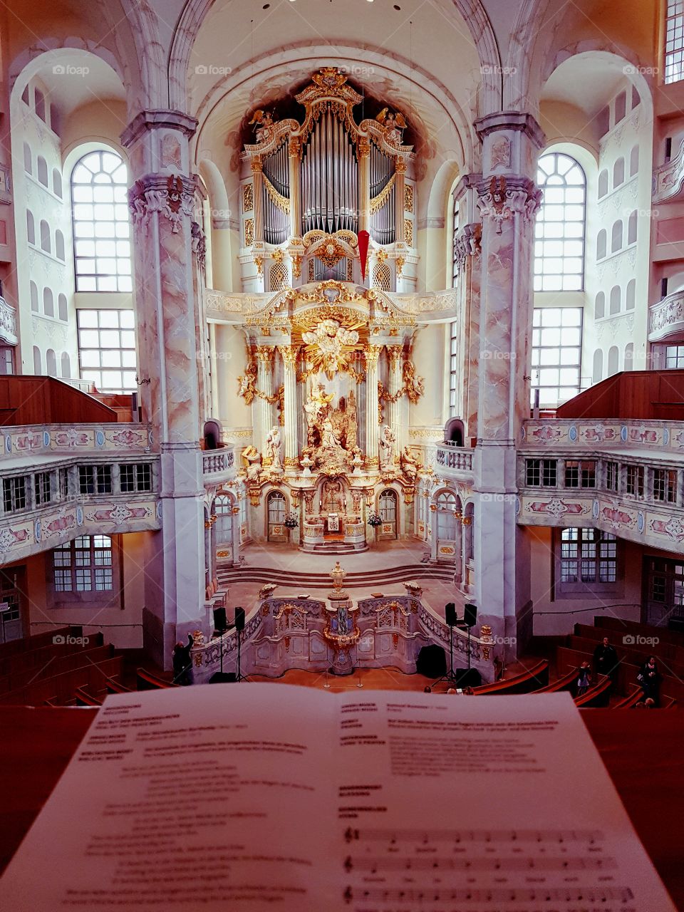 Das Heiligtum der Frauenkirche - die Wunderkraft der Orgelkunst in goldenem Antlitz