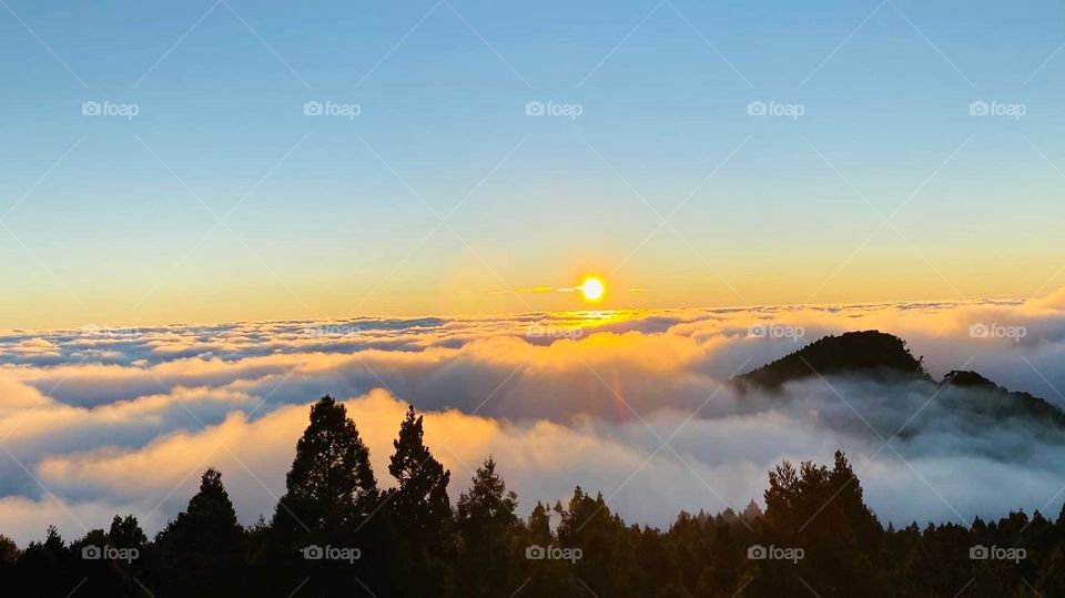 Beautiful mountain scenery with sea of clouds