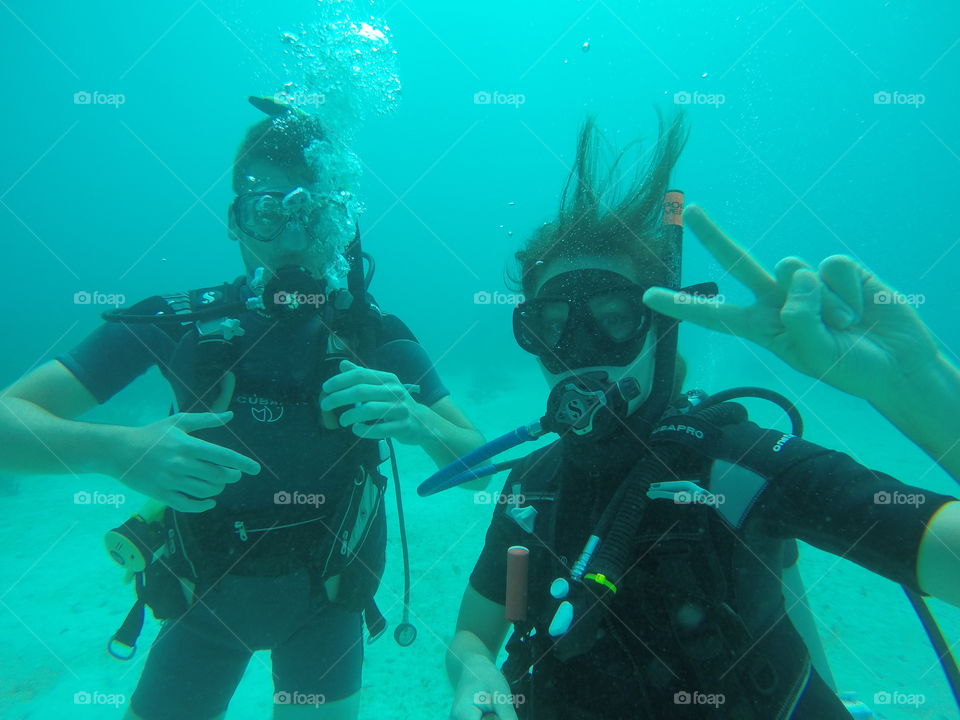 Under water scuba diving groupie 